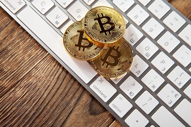 Bitcoin Cryptocurrency Münze auf der Tastatur