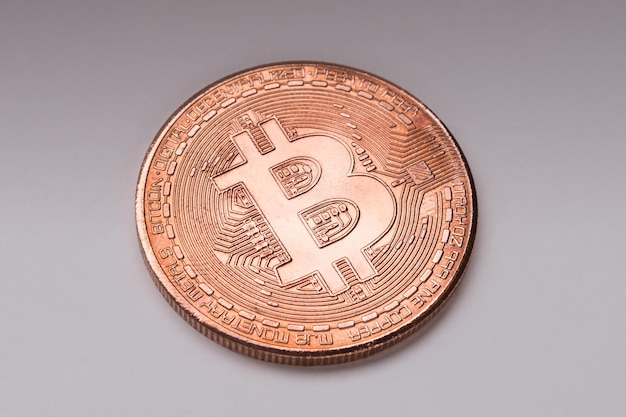 Bitcoin de bronze. Moeda física de moeda virtual em fundo cinza, conceito de tecnologia blockchain
