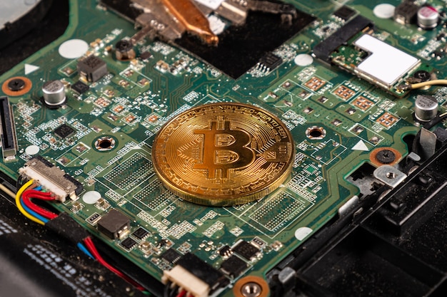 bitcoin de moeda de ouro, closeup de conceito de mineração de criptomoeda.