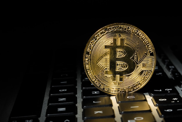 Bitcoin de moeda de ouro no teclado