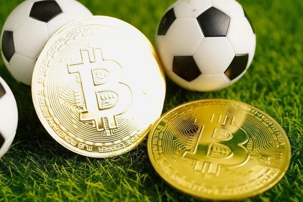 Bitcoin de ouro com bola de futebol ou criptomoeda de futebol usada em apostas esportivas online