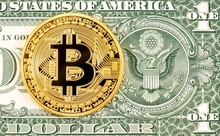 Foto bitcoin de ouro de criptomoeda, deitado sobre a nota de um dólar