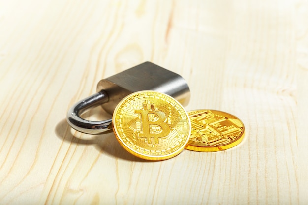 Bitcoin de ouro e cadeado