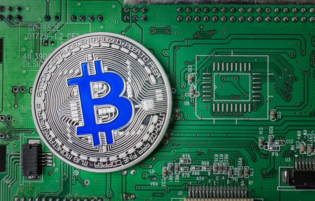 Bitcoin de prata na placa de circuito