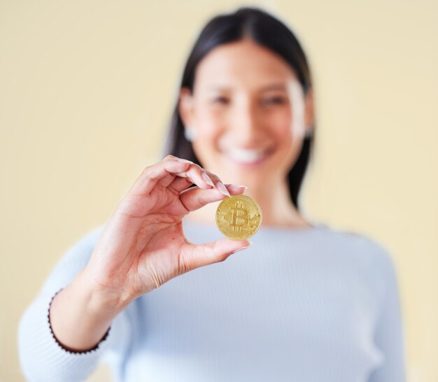 Bitcoin dinero y moneda de una mujer comerciante o corredora que posee una criptomoneda real o un token virtual Mujer inversora feliz con su inversión comercial y obteniendo valor para el crecimiento financiero