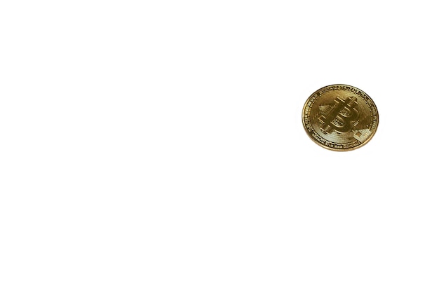 Bitcoin dorado aislado sobre fondo blanco. Símbolo de criptomoneda con vista superior del espacio de copia.