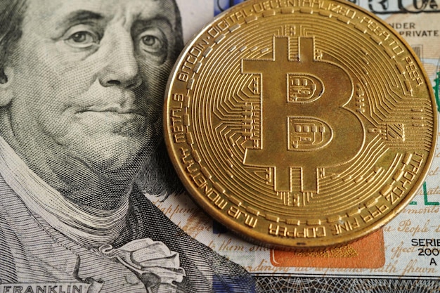 Bitcoin dorado en billetes de dólar estadounidense dinero para negocios y comerciales moneda digital virtual