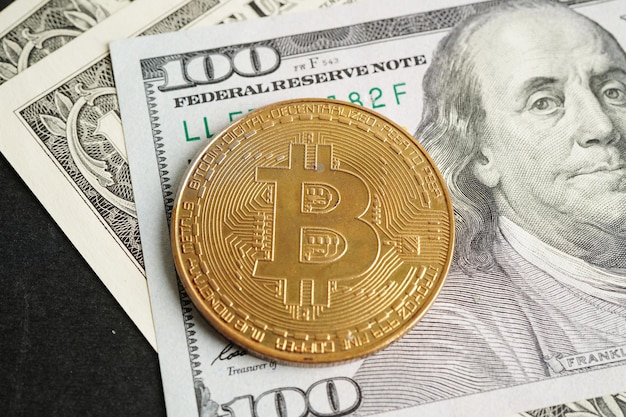 Bitcoin dorado en billetes de dólar estadounidense dinero para negocios y moneda digital comercial Tecnología de cadena de bloques de criptomonedas virtuales