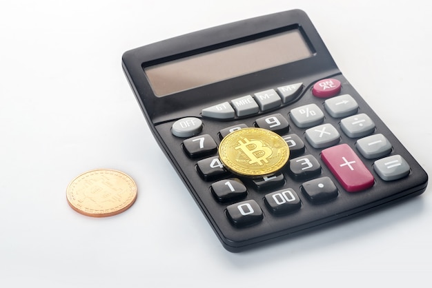 Bitcoin dorado en calculadora desenfocada