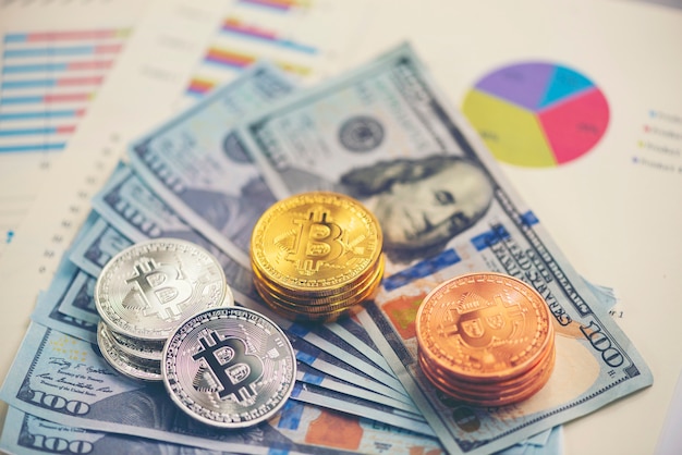 Bitcoin dorado con fondo de dólar. imagen conceptual para la moneda crypto.