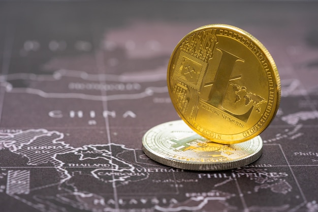 Bitcoin dorado en el mapa retro