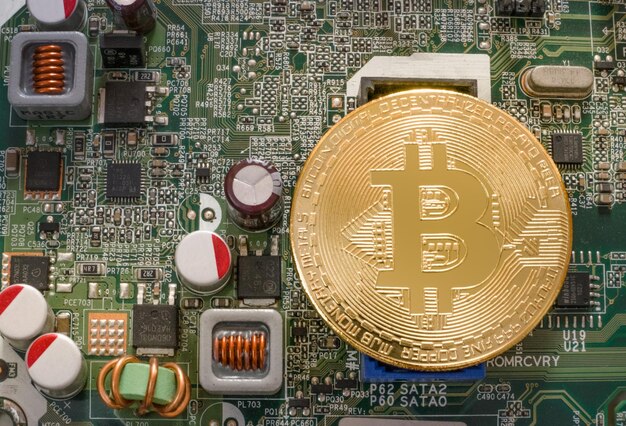 El bitcoin dorado en la placa de circuitos imagen conceptual de fondo para la criptomoneda mundial