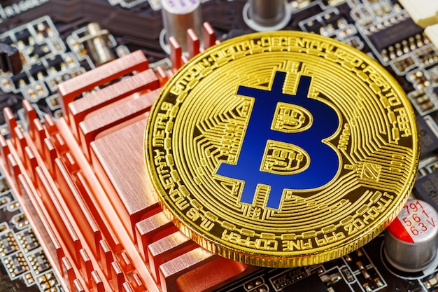 Bitcoin dorado en primer plano de la placa base del ordenador