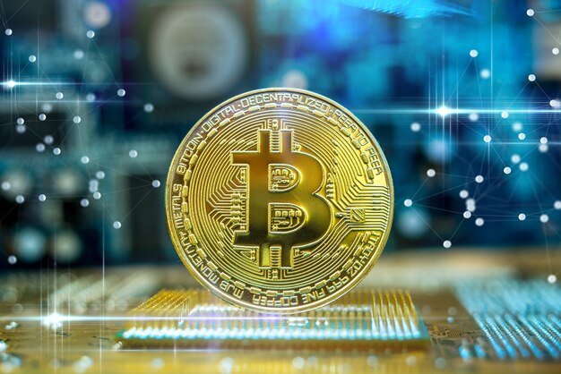 Bitcoin dorado en un procesador de chips