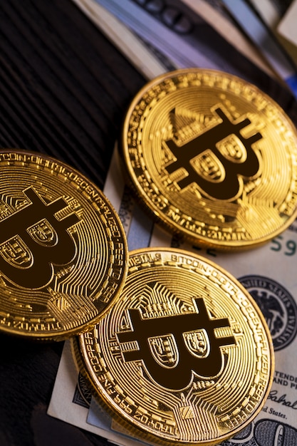Bitcoin dorado sobre fondo de cuentas de dinero