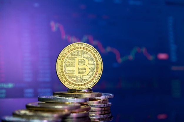 Bitcoin dorado sobre una superficie reflectante azul encima de otras monedas y el histograma de la moneda