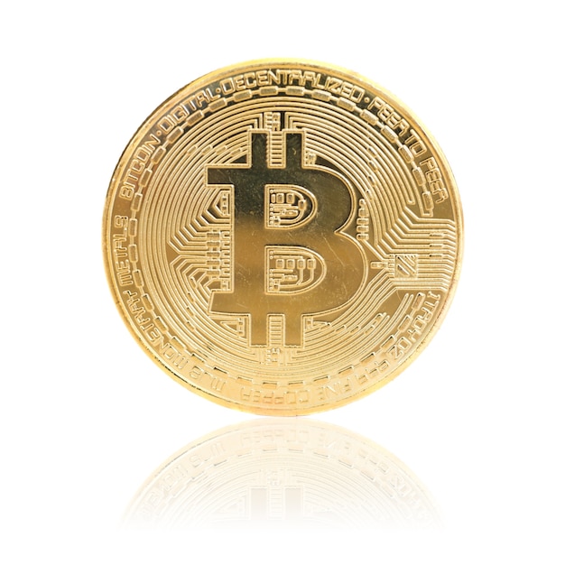 Bitcoin dourado com reflexo isolado no fundo branco