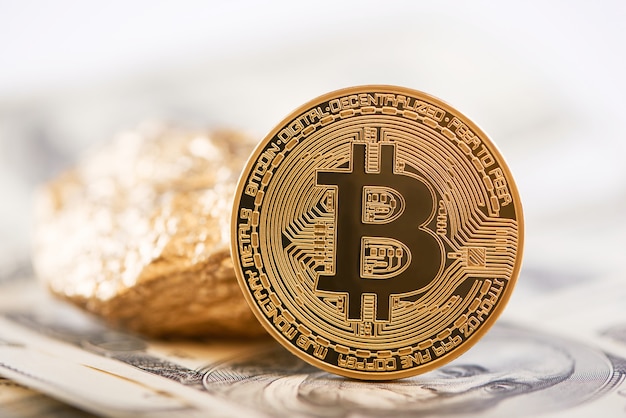 Bitcoin dourado do cryptocurrency principal e protuberância do ouro representados no fundo de notas de banco do dólar.