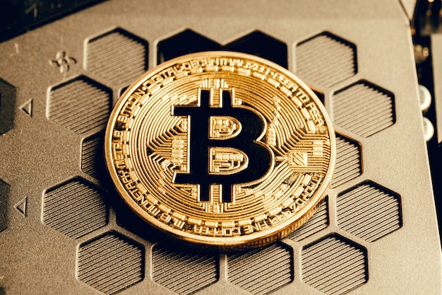 Bitcoin dourado e chip de computador