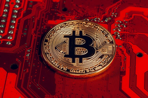 Bitcoin dourado e chip de computador