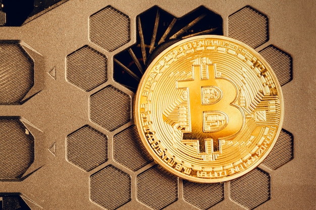 bitcoin dourado e chip de computador