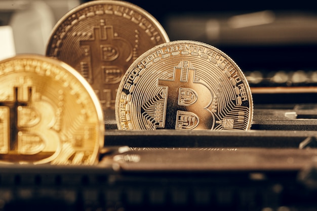 Bitcoin dourado e chip de computador