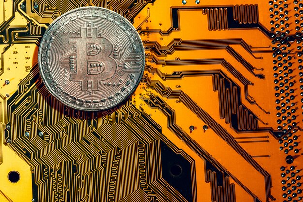 Bitcoin dourado e chip de computador