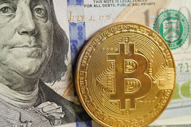 Bitcoin dourado em dinheiro de notas de dólar americano para negócios e comerciais Moeda digital Tecnologia blockchain de criptomoeda virtual