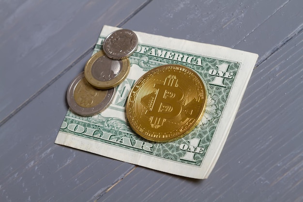 Bitcoin dourado em notas de dólar americano conceito de troca de dinheiro eletrônico