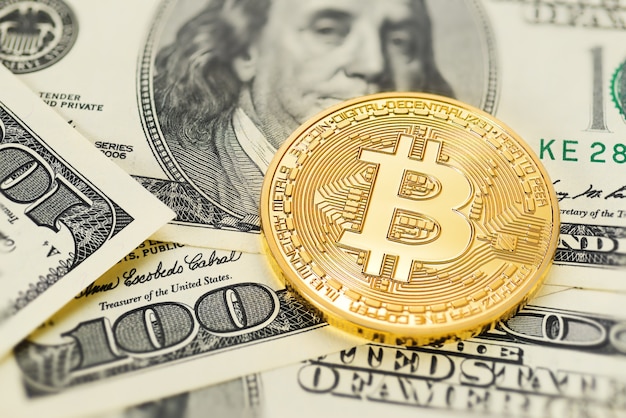 Bitcoin dourado em notas de dólar americano