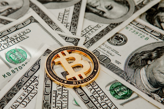 Bitcoin dourado em notas de dólar. Conceito de troca de dinheiro eletrônico