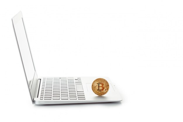 Bitcoin dourado em um laptop