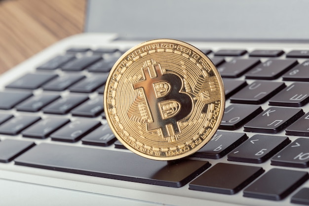 Bitcoin dourado em um laptop