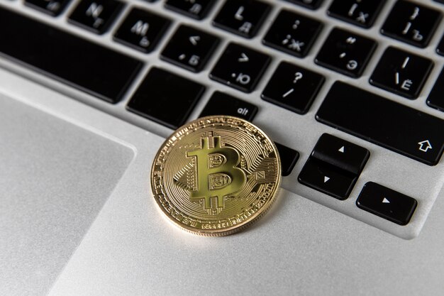 Foto bitcoin dourado está no teclado do laptop