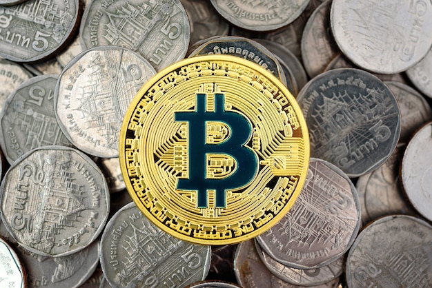 Bitcoin dourado na pilha de moedas, nova moeda entre moedas antigas