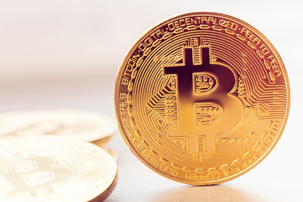 Bitcoin dourado no fundo de uma pilha de outros bitcoins