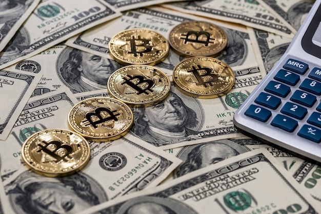 Bitcoin e calculadora em notas de dólar