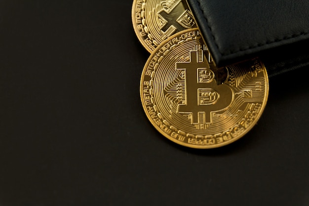 Bitcoin é colocado na carteira, conceito de tecnologia de negociação de criptomoeda.
