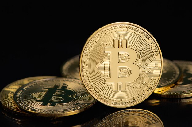 Bitcoin e-cryptocurrency sobre fondo negro.