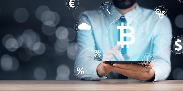 Bitcoin e iconos en una pantalla virtual