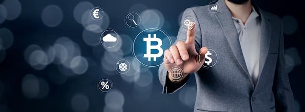 Bitcoin e iconos en una pantalla virtual