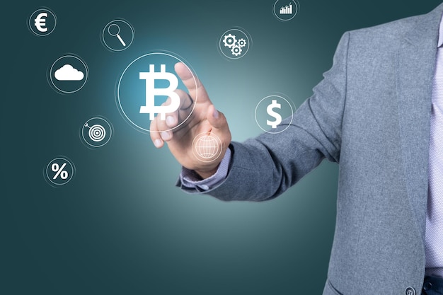 Bitcoin e iconos en una pantalla virtual