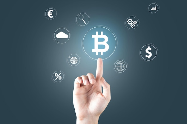 Bitcoin e iconos en una pantalla virtual