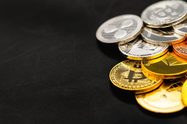 Bitcoin em um fundo escuro muitas moedas de criptomoeda em fundo preto