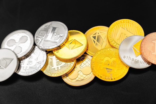 Bitcoin em um fundo escuro muitas moedas de criptomoeda em fundo preto