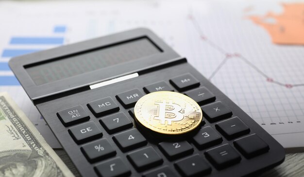 El bitcoin se encuentra en el teclado del negro.