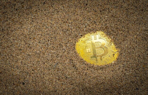 Foto bitcoin enterrado na areia