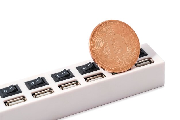 Bitcoin está conectado ao conector USB, isolado em um fundo branco.