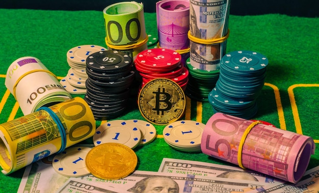 Bitcoin está entre as fichas e dinheiro no cassino.