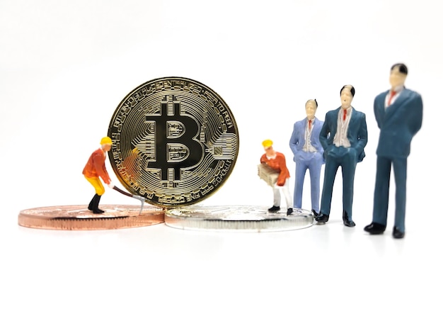 Bitcoin y estatuillas sobre fondo blanco
